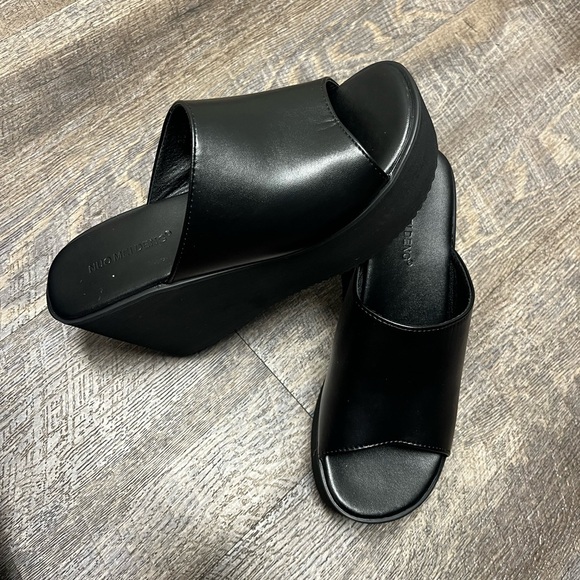 NUO MEI DENG Women's Black Wedge Sandals - Picture 5 of 12